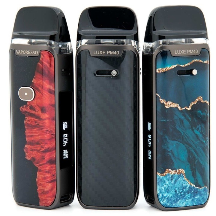 Vaporesso Luxe PM40 Pod Mod çeşitleri: Kırmızı Ahşap, Karbon, Mavi Mermer.